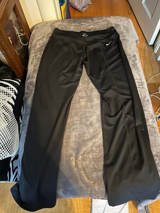 Nike bundle , hoodie size large , capris and pants size medium - Picture 6 of 7